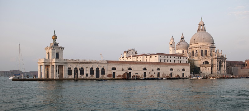 ITA, Italien, Venedig, Museum Punta Della Dogana, mit seiner Dreiecksform ist das Musem zwischen dem Canale Grande und dem Giudecca Kanal gelegen. Als Zentrum für Gegenwartskunst beinhaltet das ehemalige Gebaeude der Hafenautoritaet von Venedig eine permanente Ausstellung von Kunstwerken der Sammlung von Francois Pinault. Architektur von Tadao Ando | ITA, Italy, Venice, with its triangular shape, Punta della Dogana split the Grand Canal from the Giudecca Canal. As center for contemporary art , the former monumental port of the city present a permanent exhibition of works from François Pinault Collection. Architecture by Tadao Ando