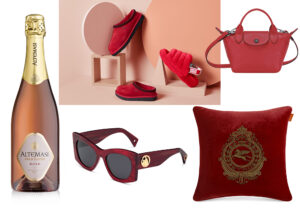 Bottiglia Altemasi Trentodoc Rosè / capsule S.Valentino di UGG / occhiali Lanvin by Marchon / borsa Longchamp / cuscino Etro Home