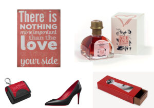 Targhetta con frase by Kasanova / arirpod case e decollete di Christian Louboutin / Aceto balsamico prodotto da Venturini Baldini / Scatola Serratura design Fornasetti